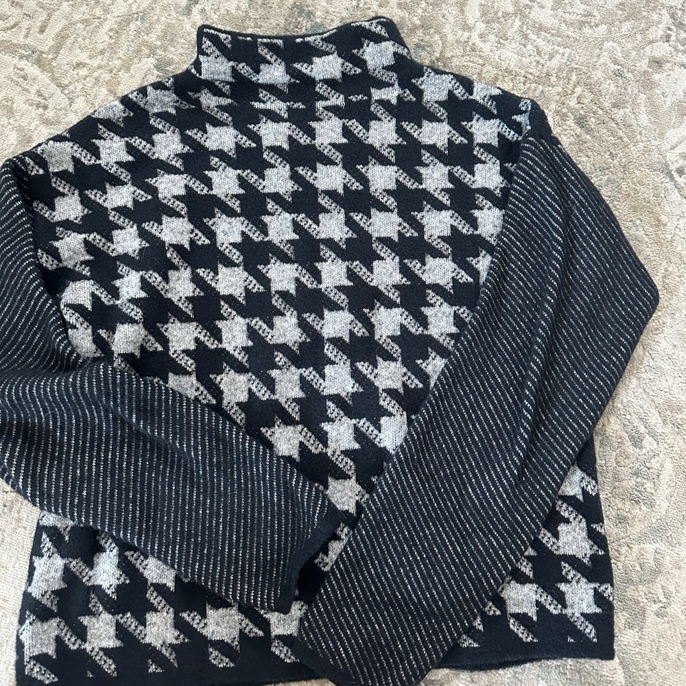 Ann Taylor Houndstooth Mock Neck Sweater – Black & Gray – Size Small